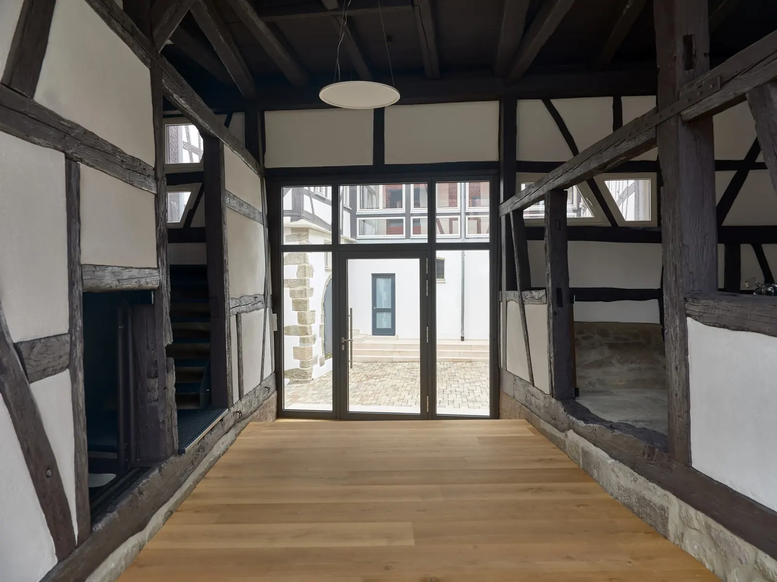 Modernisierter Innenraum eines Fachwerkhauses von BABEC – historische Balken kombiniert mit zeitgemäßer Architektur